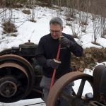 Urban kontrollerar att framaxeln går åt rätt håll
